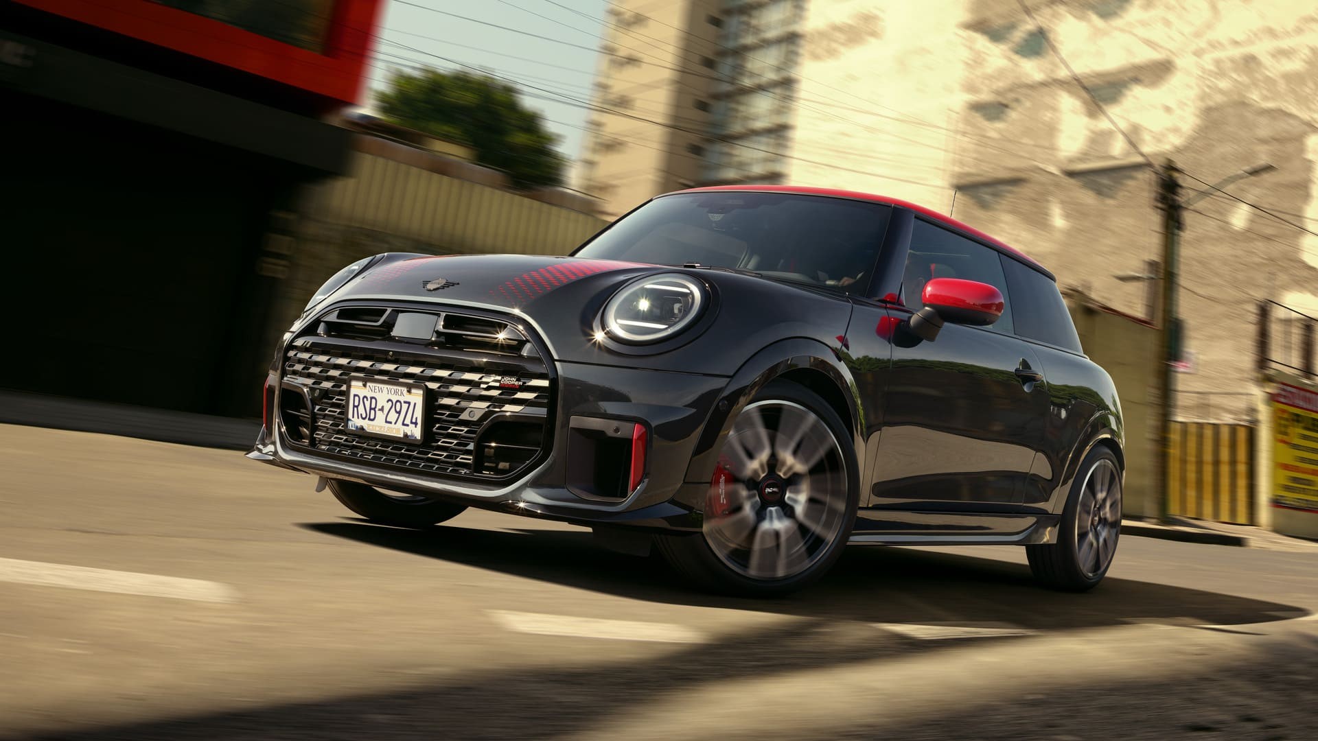 MINI John Cooper Works na estrada.